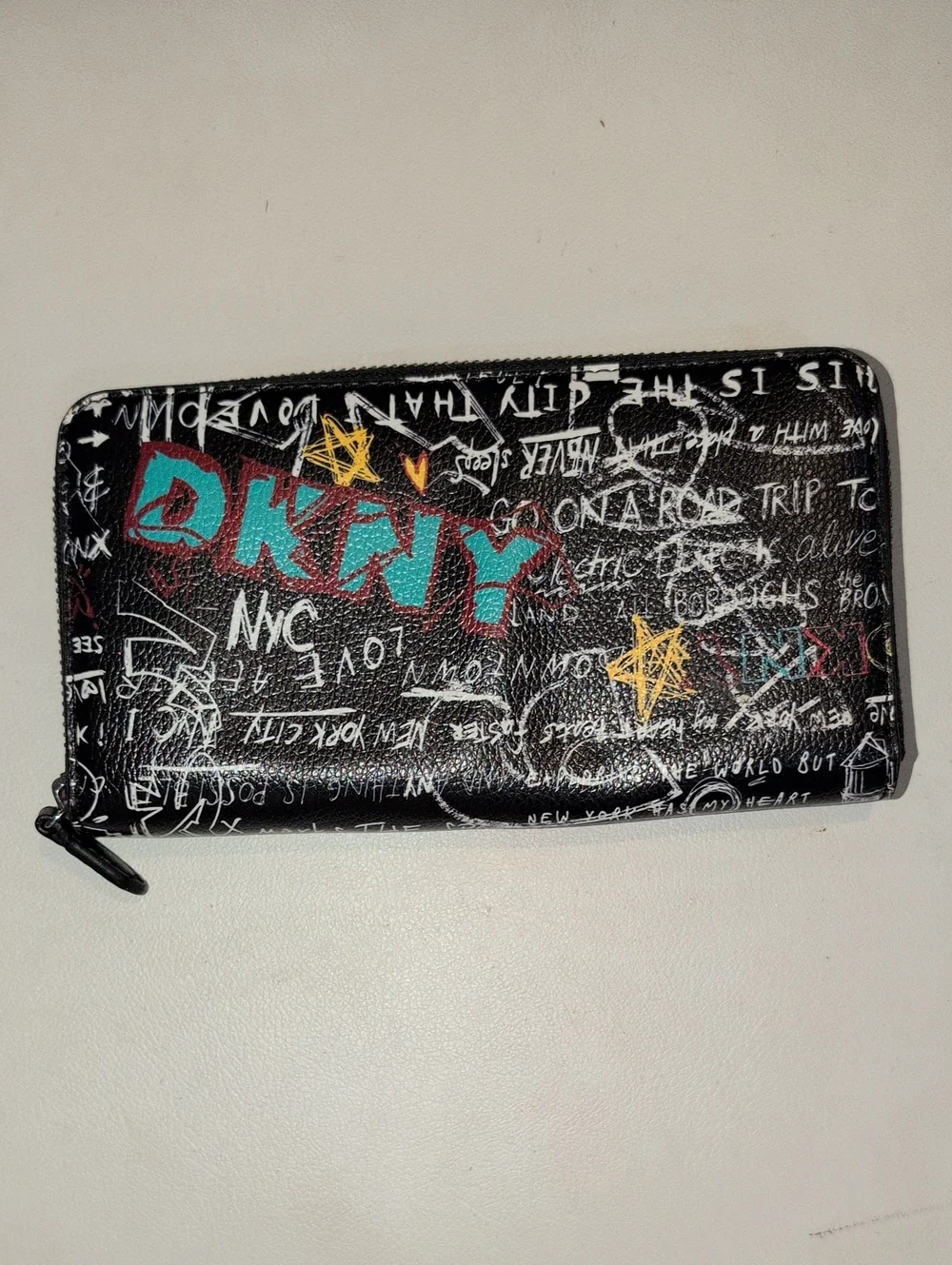 DKNY Black Graffiti vela Graffiti Zip Wallet